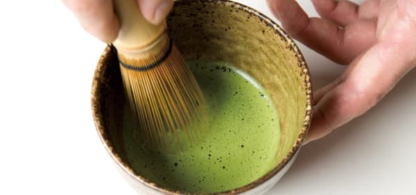 尝试茶道体验，客人可以自己搅拌抹茶