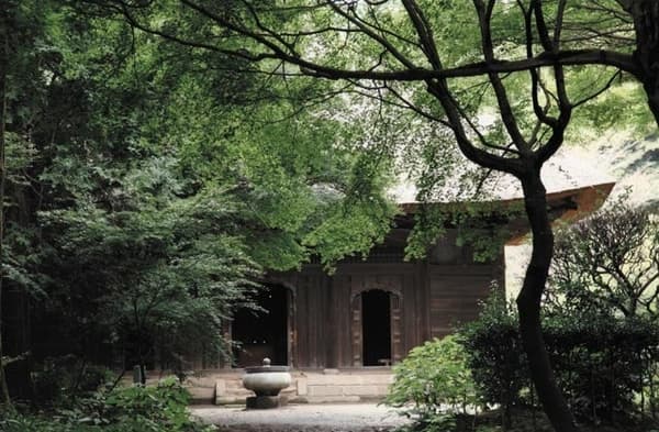 Kakuonji Temple grounds