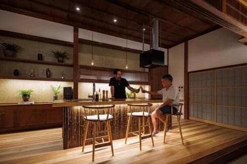 Ruang tamu juga memiliki dapur pulau