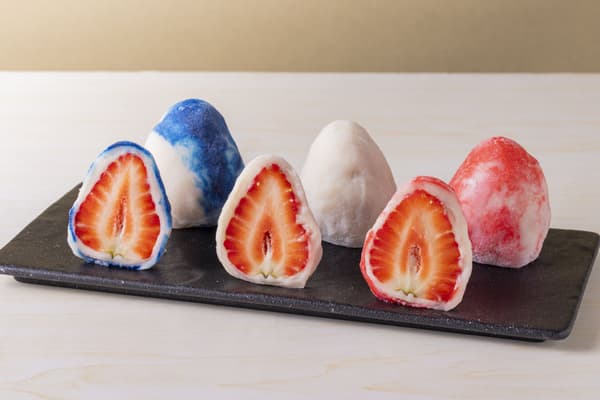 Kotak hadiah Nihonbashi Strawberry Daifuku Tiga Transformasi