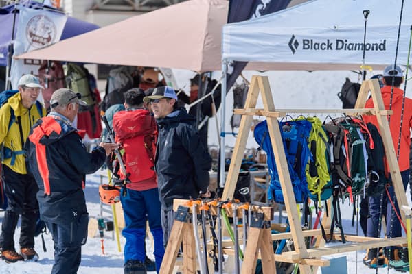 多个登山装备品牌在雪地上设置展位