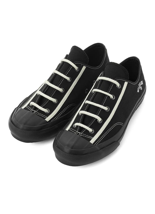 Zapatillas negras con cordones blancos, vista frontal