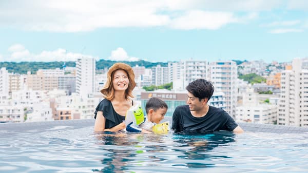 Hewitt Resort Naha 的無邊際泳池