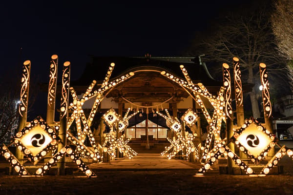 照亮神社大殿的竹灯雕塑