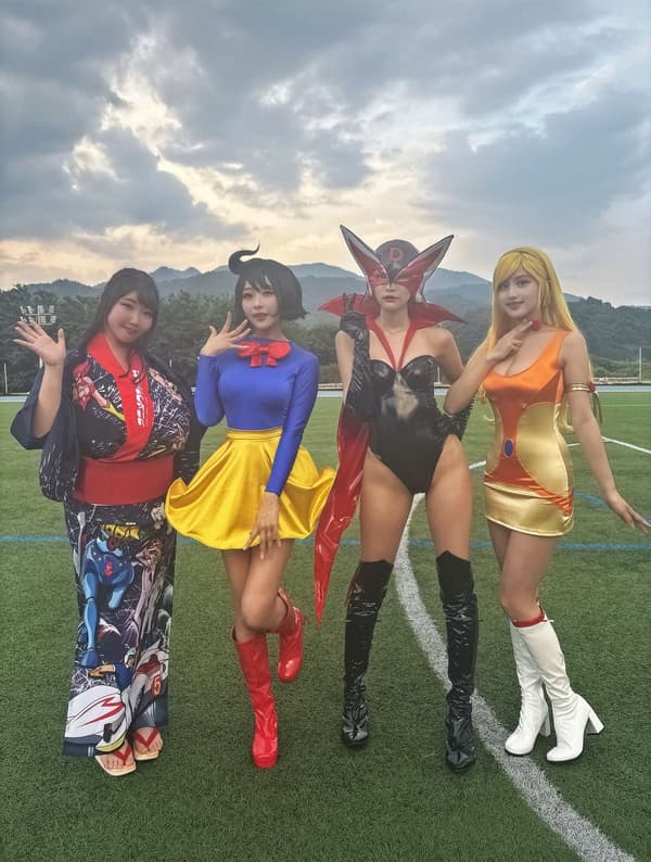 Team Kura-Kos（从左至右：桃濑桃、成濑Ina、羽咲彩、花咲风香）