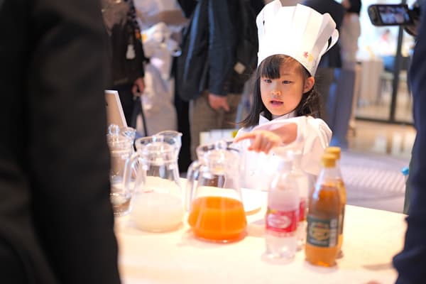 孩子們製作的裝飾原創飲品