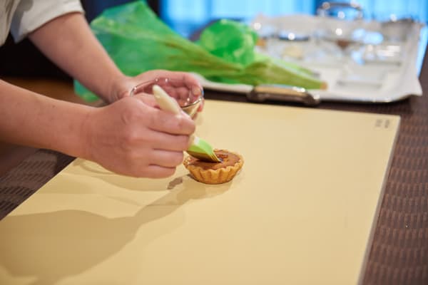 主厨森山雄大演示超级蒙布朗的制作过程