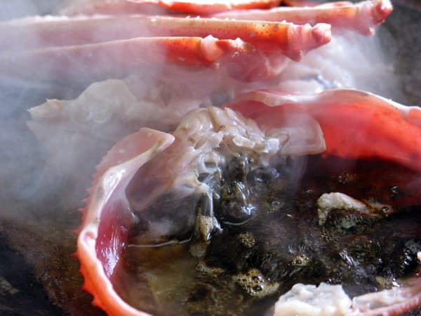 Enjoy the rich crab miso while it is piping hot