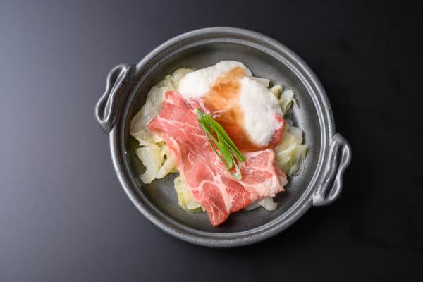 เนื้อหมูทานคู่กับมันบดและซอสบ๊วย