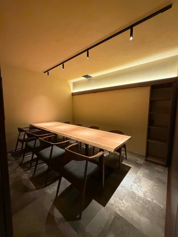 2F 设有六间大小不同的包间，可组合容纳多达 30 位客人举办宴会