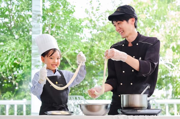 家庭在烹飪課程中與主廚互動，製作起司與義式甜點