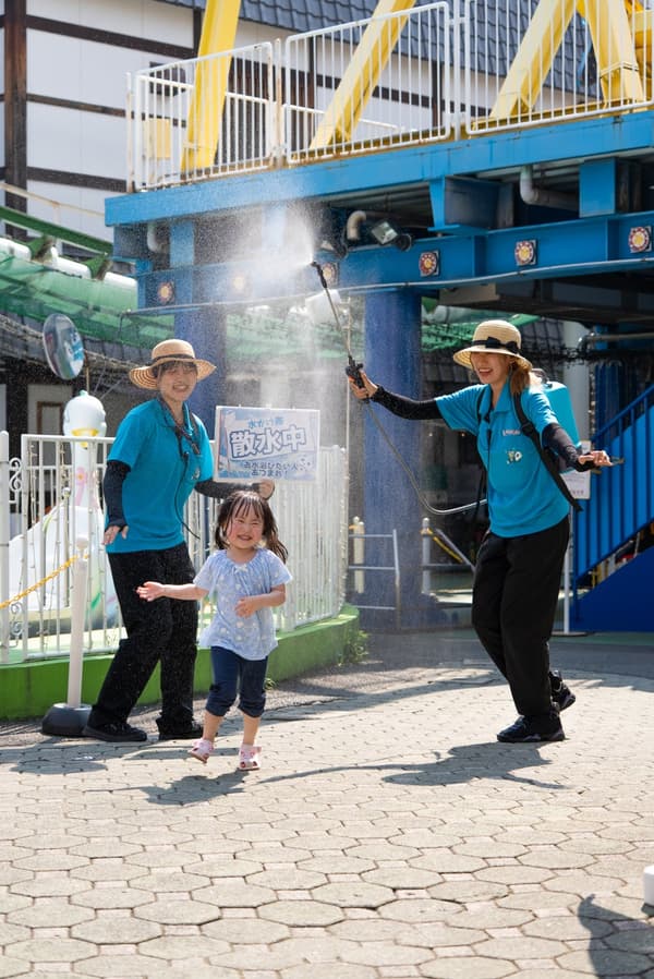 El Escuadrón del Agua salpicando a los visitantes en ASAKUSA HANAYASHIKI