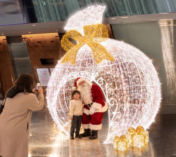 Momento fotográfico de sonrisas con Santa