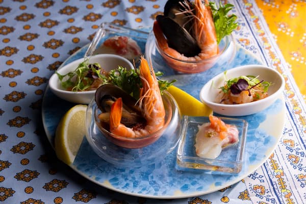 Crudo Appetizer Tower ชั้นกลาง: อาหารทะเลคัดสรร