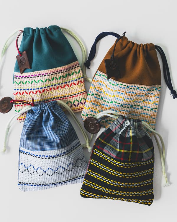 Cuatro bolsitas con cordón con costura sashiko
