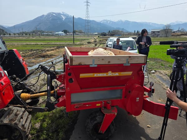 朝日农园内部开发的酒粕撒播机