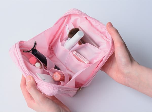 內部結構圖，顯示五個收納袋與兩個筆環