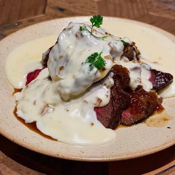 芝士浇盖菜肴特写