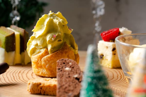 Pai Apel Pohon dengan topping krim pistachio