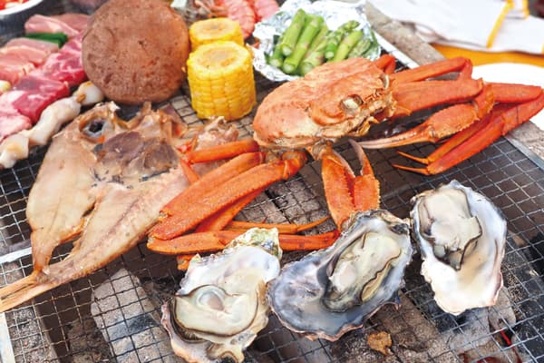 Kepiting, tiram, dan makanan lain yang dipanggang di atas arang