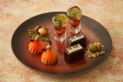 Sachertorte dan manisan lainnya dari afternoon tea Symphony of the Autumn Forest