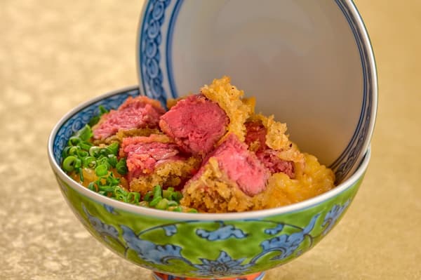 可饮用的炸猪排饭