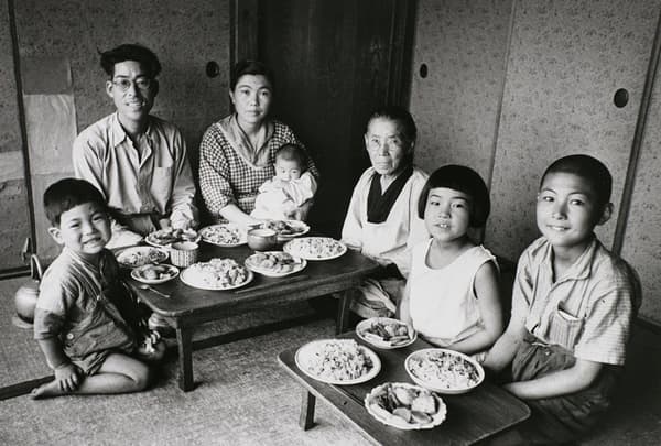 影山光阳，“小麦丰收庆典”，来自系列“家庭肖像”，1946，明胶银盐照片，东京都写真美术馆藏