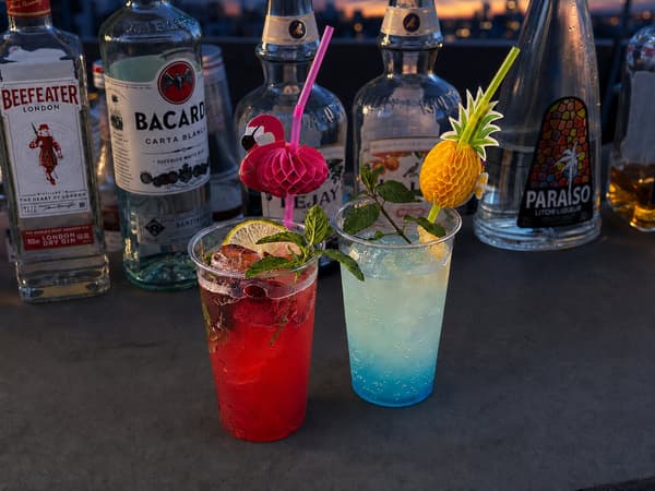 Lychee Blue, un cóctel afrutado con curaçao azul