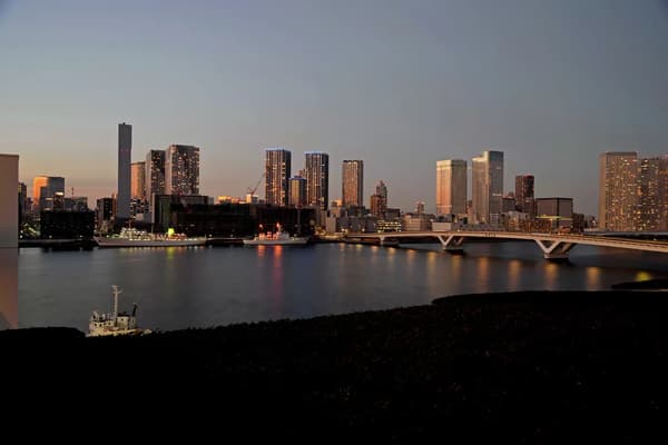 从屋顶看到的东京塔日落景色