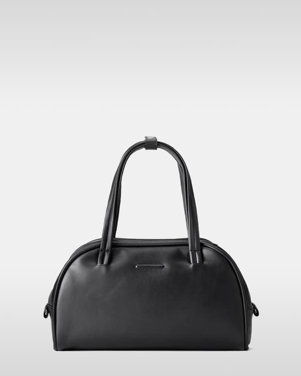 Essential Leather Boston Medium in Black