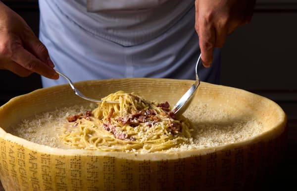 以整顆起司融化完成的義大利培根蛋麵