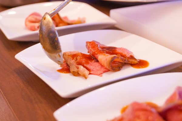 Roast Beef with Gravy Sauce, a popular dinner-only item at Hotel Vischio Amagasaki's Autumn Family Buffet
