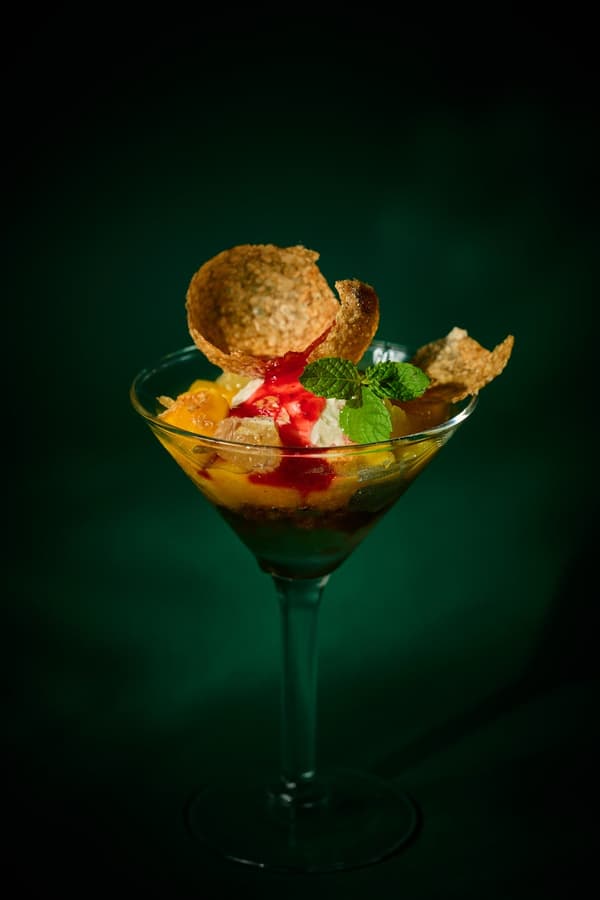 Leʻa leʻa – PASSION, a yogurt ice cream dessert topped with tropical fruit and strawberry sauce