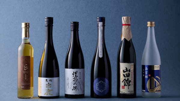 Botol-botol sake yang disajikan bersama paket hidangan
