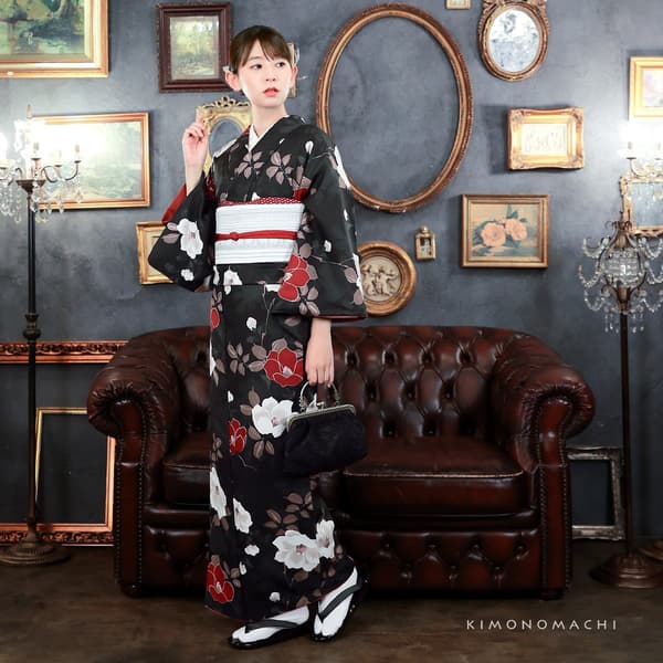 Wabisuke Camellia dalam warna hitam