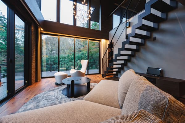 带大窗户的用餐区