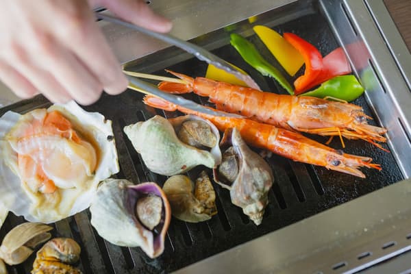 餐桌旁烤制的三陆海鲜。 客人可以享受新鲜烤制食物的香气和氛围。