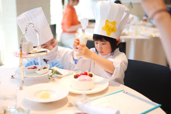 孩子們以甜點師身份裝飾蛋糕與冰淇淋