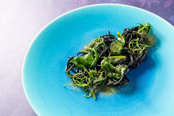 使用奢华季节性食材制作的意面