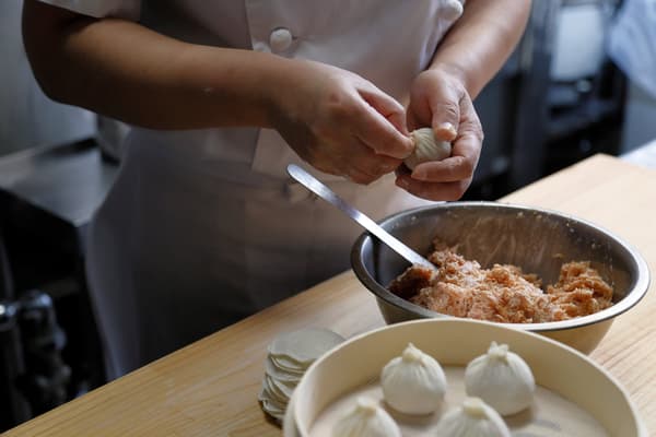 職人が一つ一つ手包みで作る名物・小籠包 (職人手工現包的招牌小籠包)