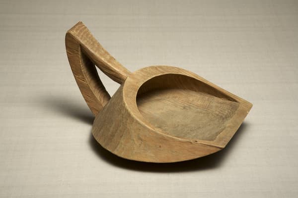 Akatori, a wooden bilge scoop (19.0 x 31.2 x 29.0 cm, circa 1939)