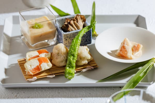 八寸：无花果配芝麻味噌酱 / 炸虾与毛豆真丈配炸青长唐辛子 / 冰镇马粪海胆味噌茶碗蒸 / 落葵与烤舞茸拌菜配鲣鱼干与鲜姜 / 奶酪西京烧与白板昆布裹信州鲑鱼