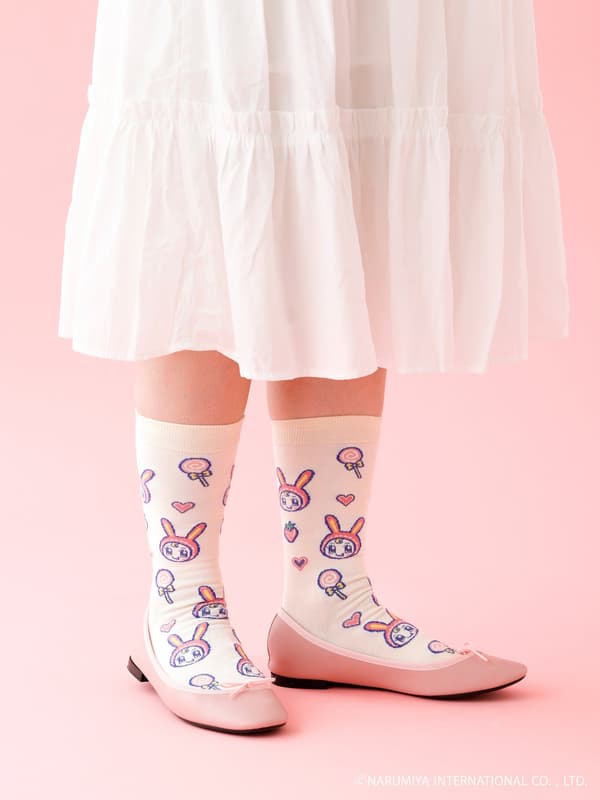 Detalle de los calcetines con estampado integral de personajes de Narumiya