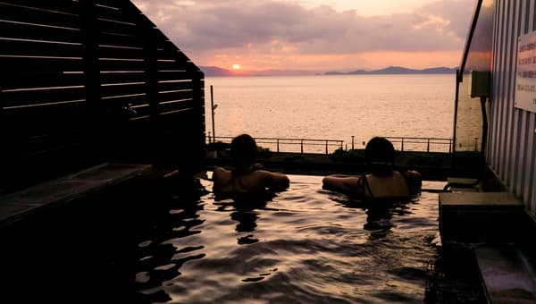 The open-air bath looks out over the sea and sky, day or night, with clear views of the stars