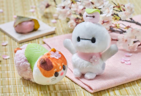 Baymax和Mochi穿着春季主题服装的毛绒玩具