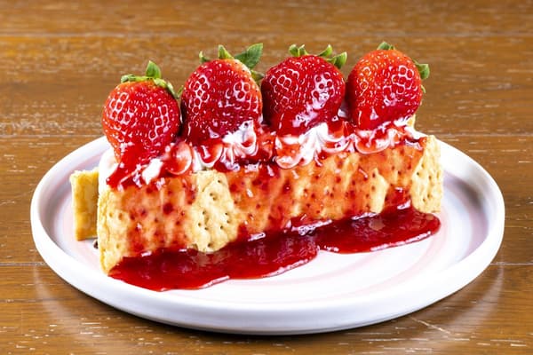 使用静冈抹茶制成的芳香抹茶慕斯，顶部放有大量草莓，并搭配酥脆的千层酥