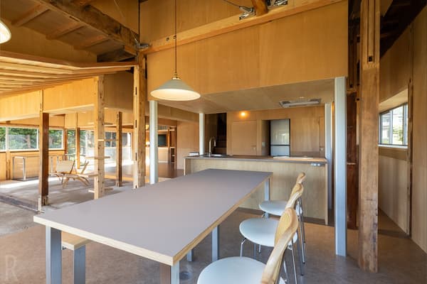 可俯瞰花园的岛屿式厨房