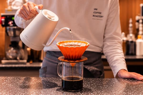 Kopi yang diseduh secara manual di UNI COFFEE ROASTERY