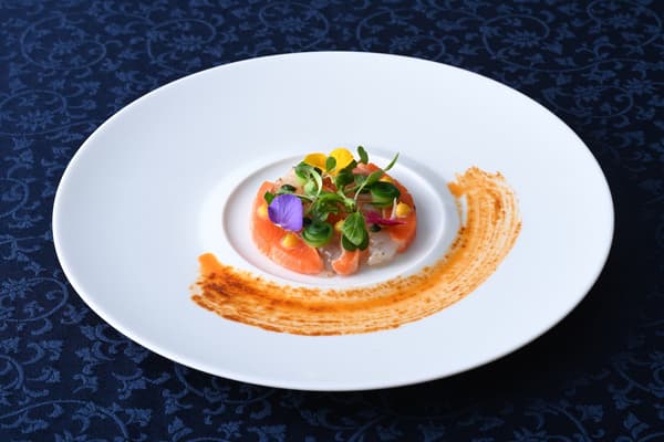 广岛鲑鱼和吴市虾配甲壳类香醋汁