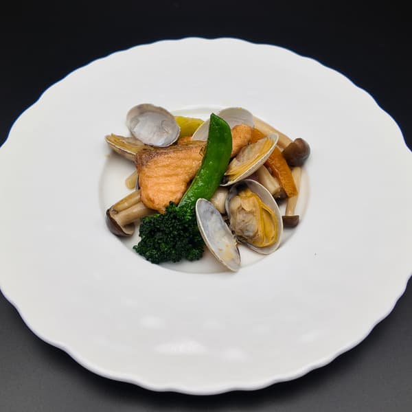 가벼운 송별회 및 환영회 코스에서 봄의 도래를 기념하는 부드러운 풍미. 활기찬 요리가 테이블을 장식하여 축하 분위기를 은은하게 고조시킵니다.